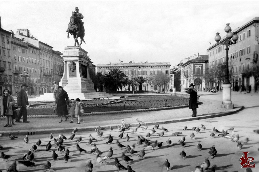 Piazza Vittorio Emanuele - Il monumento - 1928