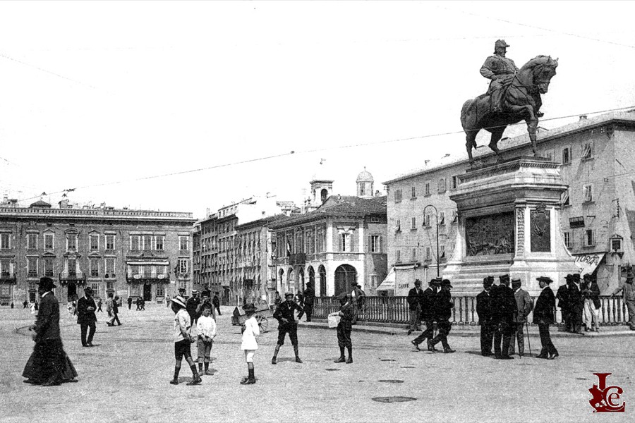 Piazza Vittorio Emanuele e monumento - 1902