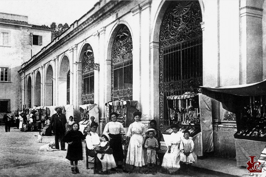 Piazza del Santuario - Famedio e venditrici di ricordi - 1910