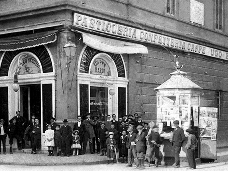 Piazza Cavour angolo via Cairoli - Caffè Bardi - 1910