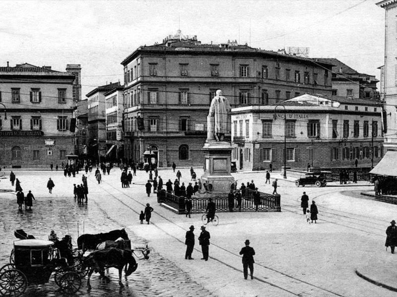 Piazza Cavour e monumento - 1920