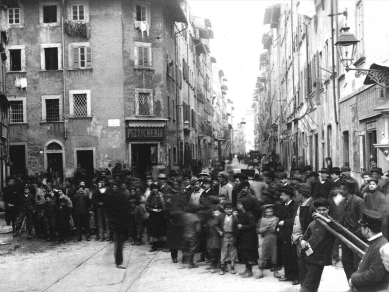 Piazza del Villano e via del Giardino - Statua del Villano - 1906