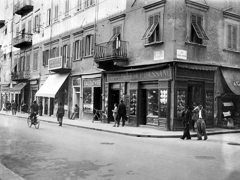 Piazza Vittorio Emanuele angolo via Santa Giulia - 1932